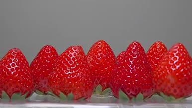 新鲜草莓多个特写高清实拍（4K）视频的预览图